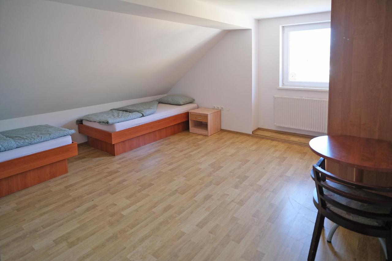 Sostanj Velenje Ravne Sobe Rooms Vrtacnik D O O Exterior foto